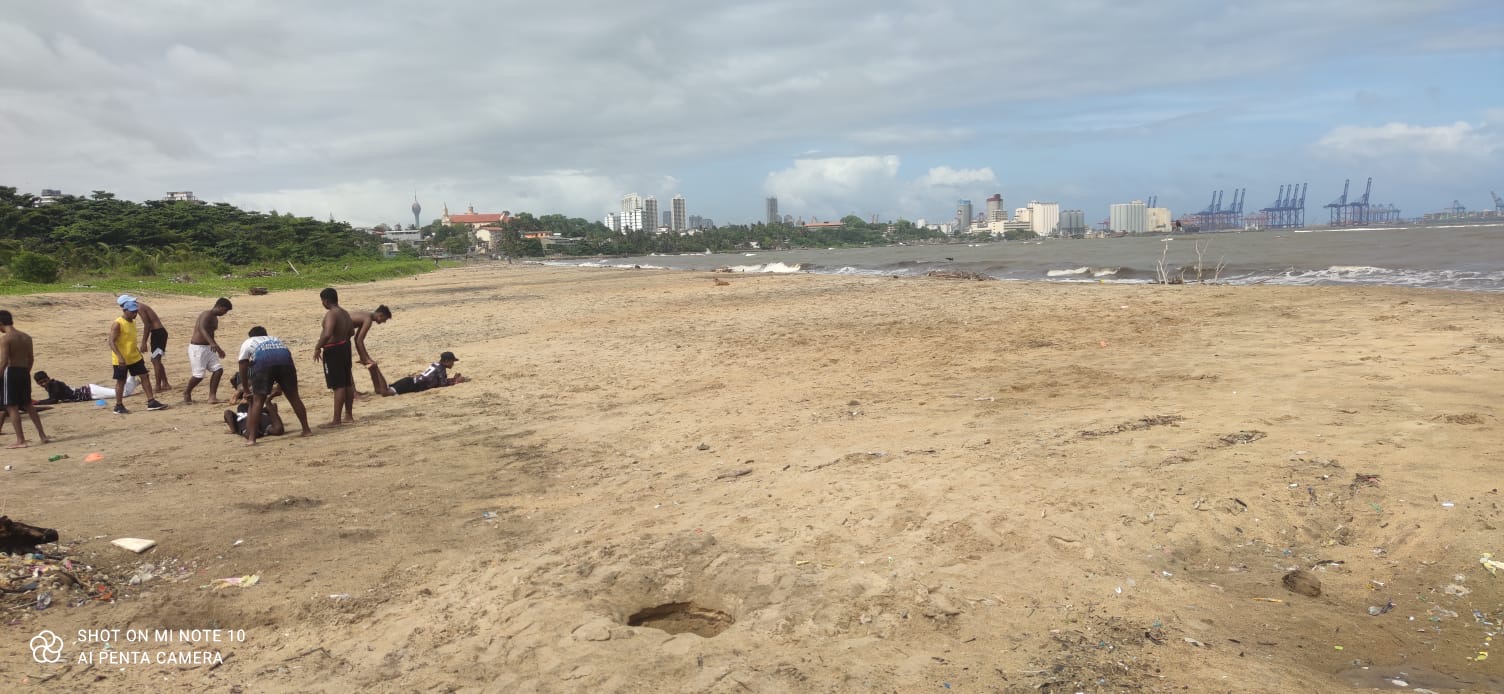 වෙරළේ සිටින ස්වේච්ඡා සේවකයින් සහ ප්රජා සාමාජිකයින්