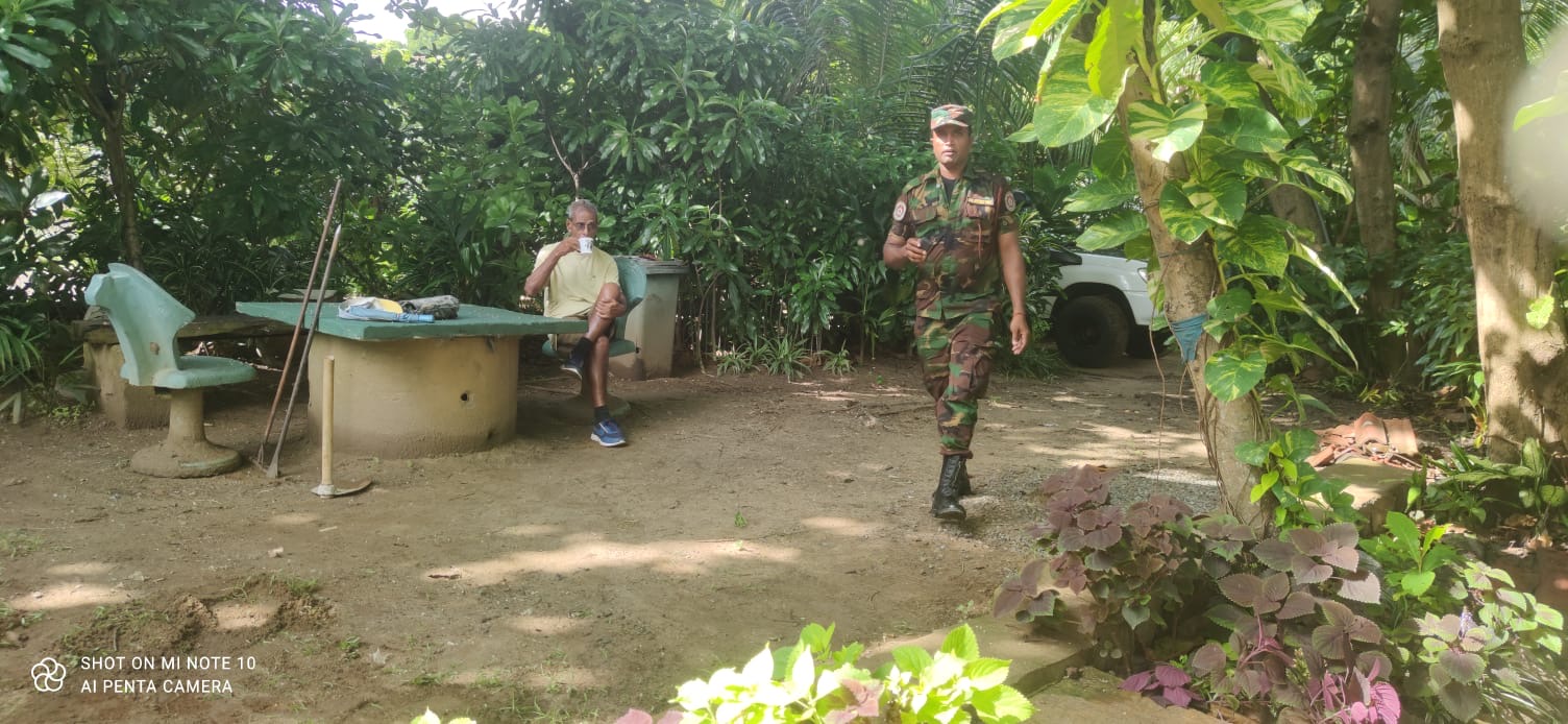 නිවර්තන උද්‍යානයේ සේවයේ යෙදී සිටින නිලධාරියා