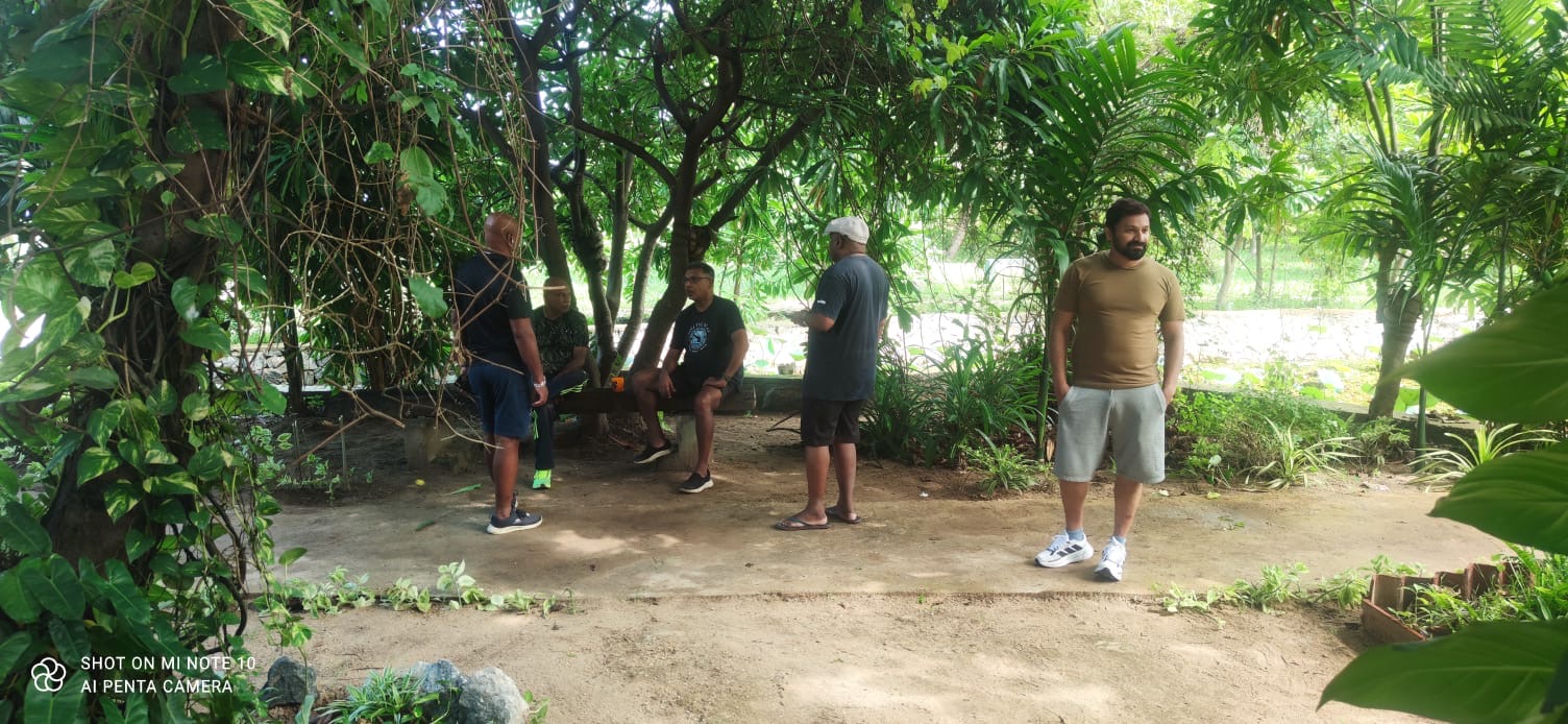 උද්‍යානයේ රැස් වූ ස්වේච්ඡා සේවක කණ්ඩායම